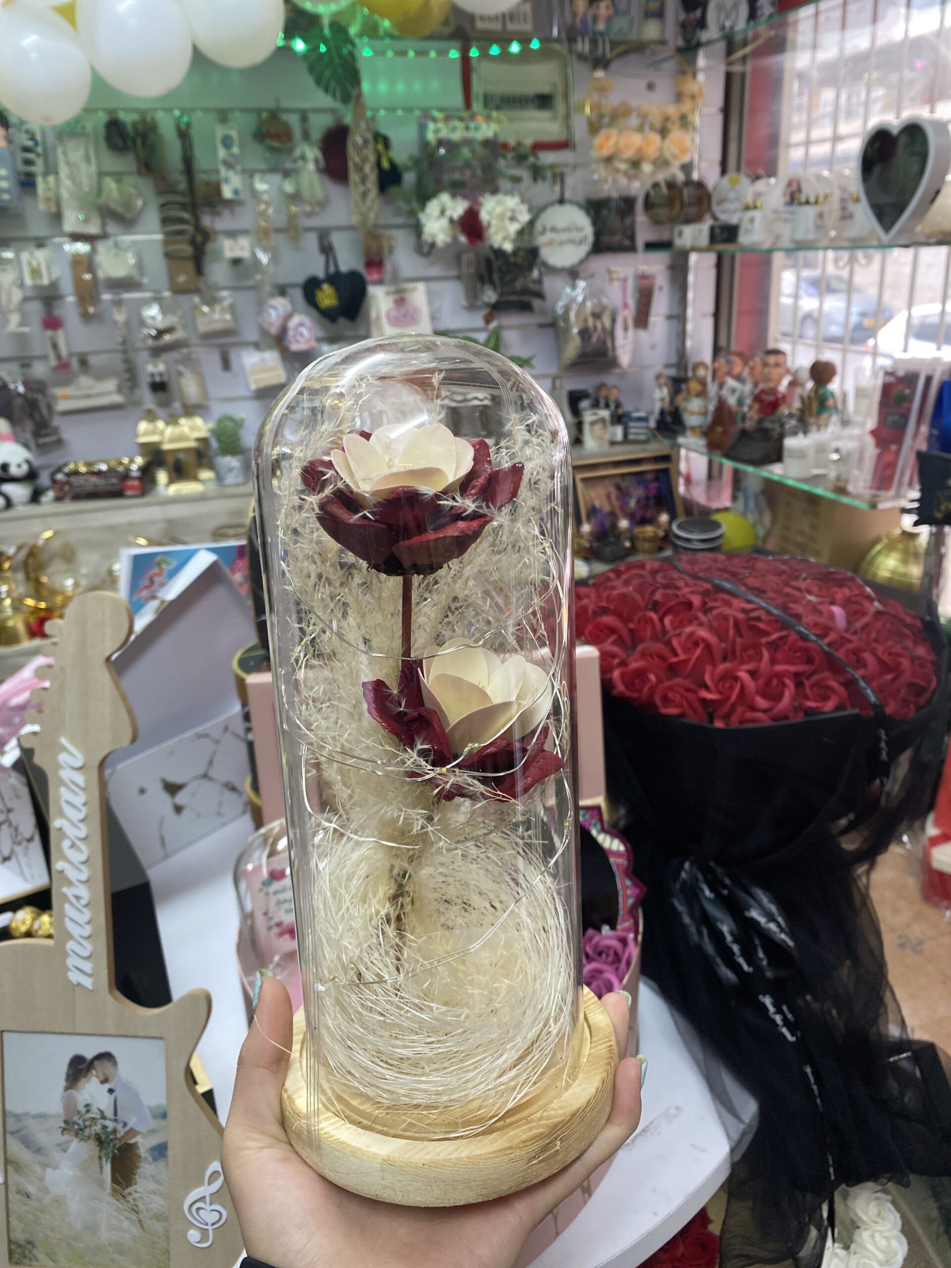 פרחים מיובשים עם קישוט מואר